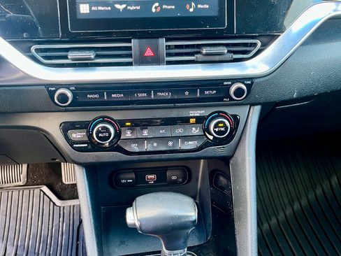 Used 2020 Kia Niro LXS FWD image 14