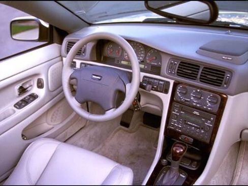 Used 2004 Volvo C70 LT image 2