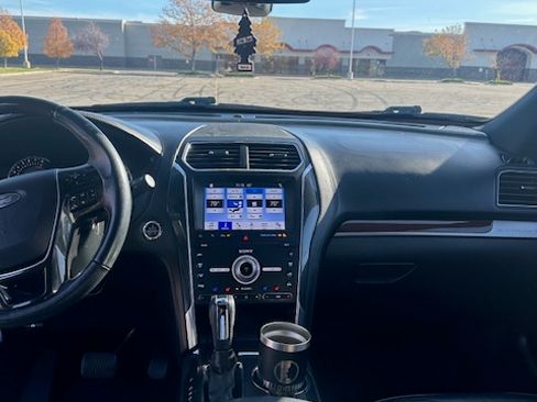 Used 2019 Ford Explorer Platinum image 11