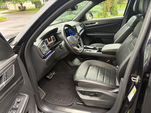 Used 2024 Volkswagen Atlas Cross Sport SEL R-Line w/ Adventure Package AWD/4WD image 27