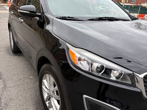 Used 2017 Kia Sorento LX Sport Utility 4D image 2