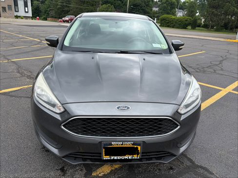 Used 2017 Ford Focus SE FWD image 2