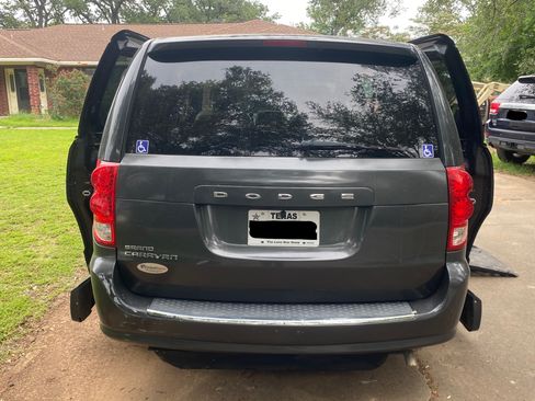 Used 2011 Dodge Grand Caravan Mainstreet w/ PWR Convenience Group FWD image 2