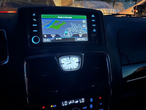Used 2015 Chrysler Town & Country Touring FWD image 8