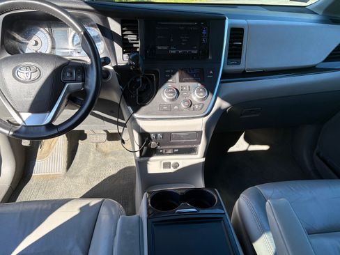 Used 2017 Toyota Sienna XLE Premium AWD/4WD image 13