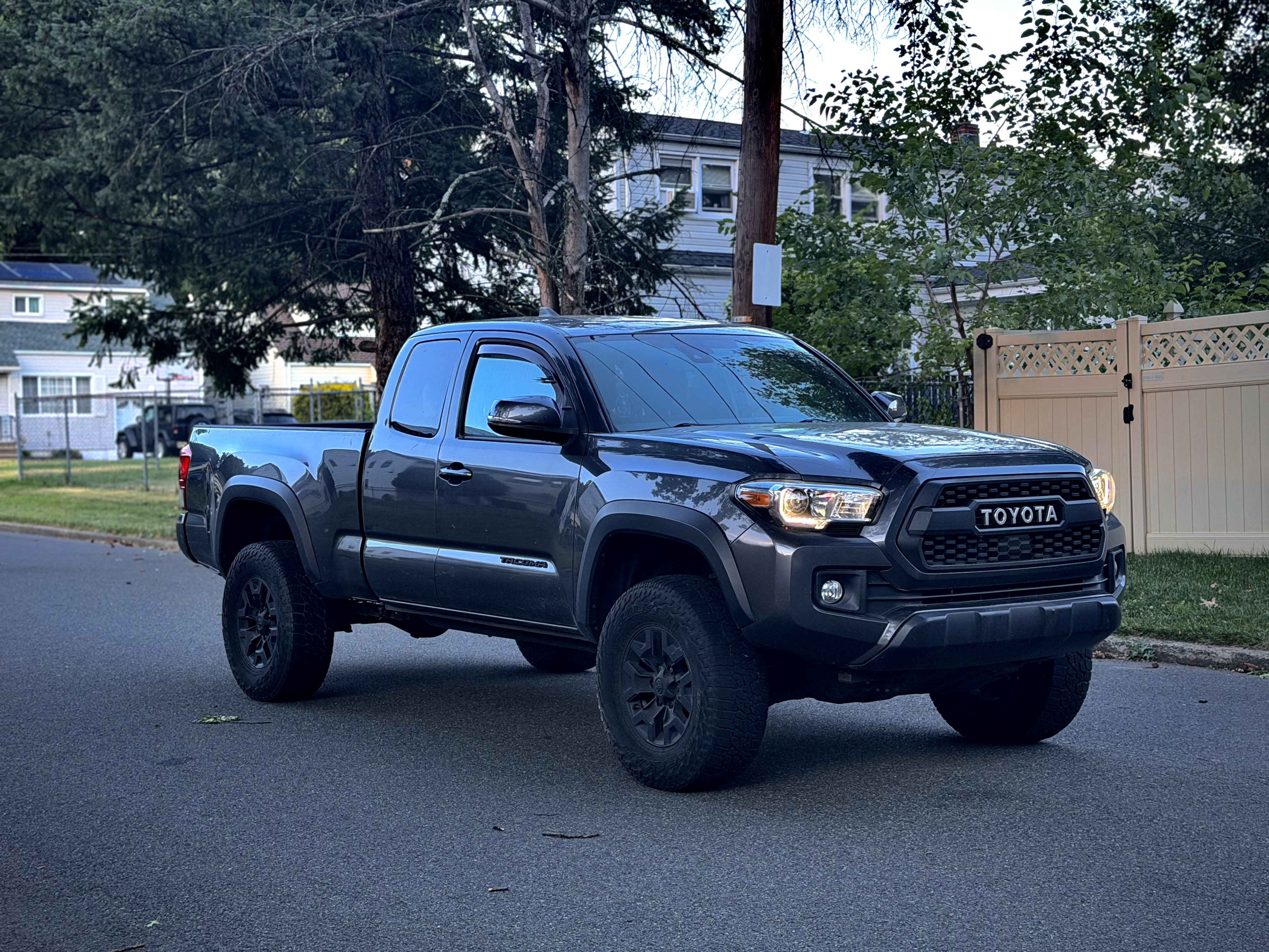 Used 2019 Toyota Tacoma TRD Off-Road AWD/4WD image 4