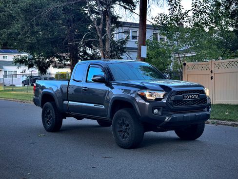 Used 2019 Toyota Tacoma TRD Off-Road AWD/4WD image 4