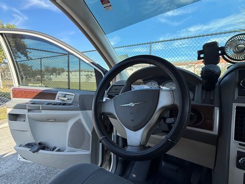 Used 2010 Chrysler Town & Country Touring image 5