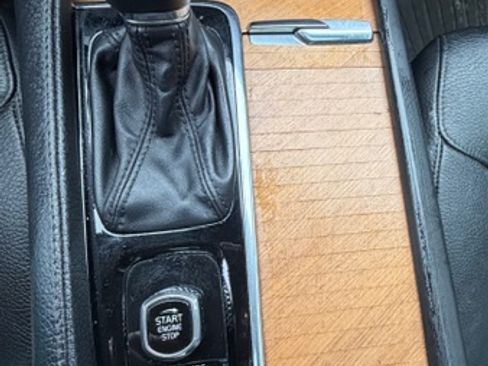 Used 2021 Volvo XC90 T6 Momentum w/ Advanced Package image 9