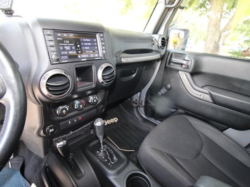 Used 2018 Jeep Wrangler Unlimited Sport w/ Connectivity Group AWD/4WD image 23