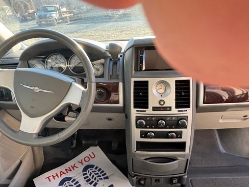 Used 2010 Chrysler Town & Country Touring w/ Heated Seat Group image 6