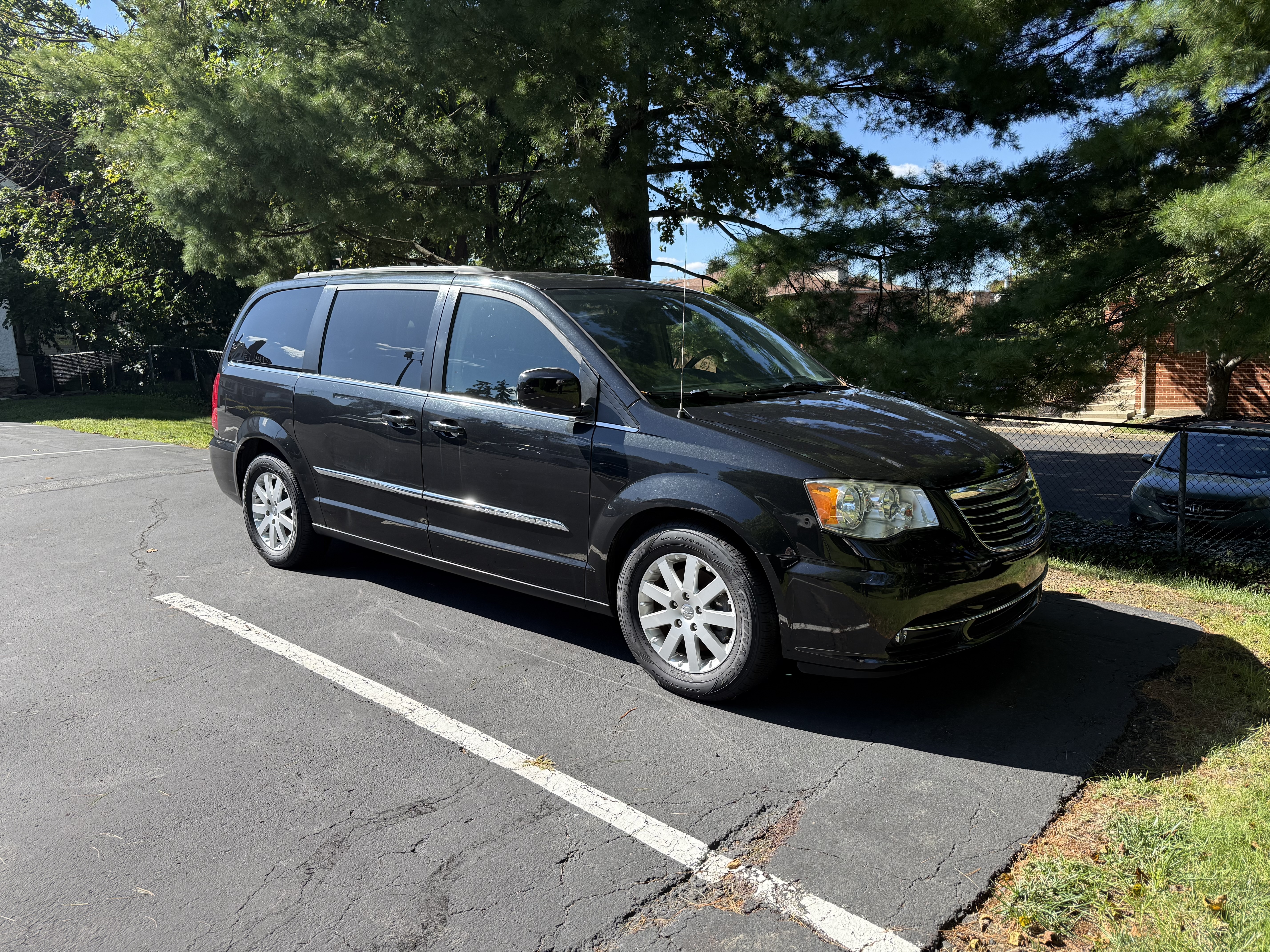 Used 2014 Chrysler Town & Country Touring FWD image 1