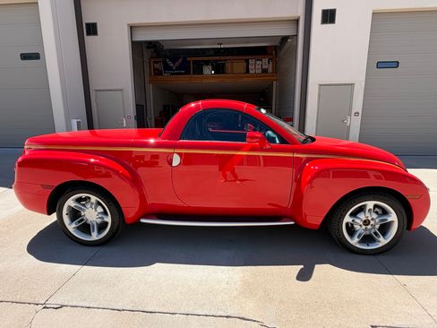 Used 2004 Chevrolet SSR w/ Preferred Equipment Group RWD image 16