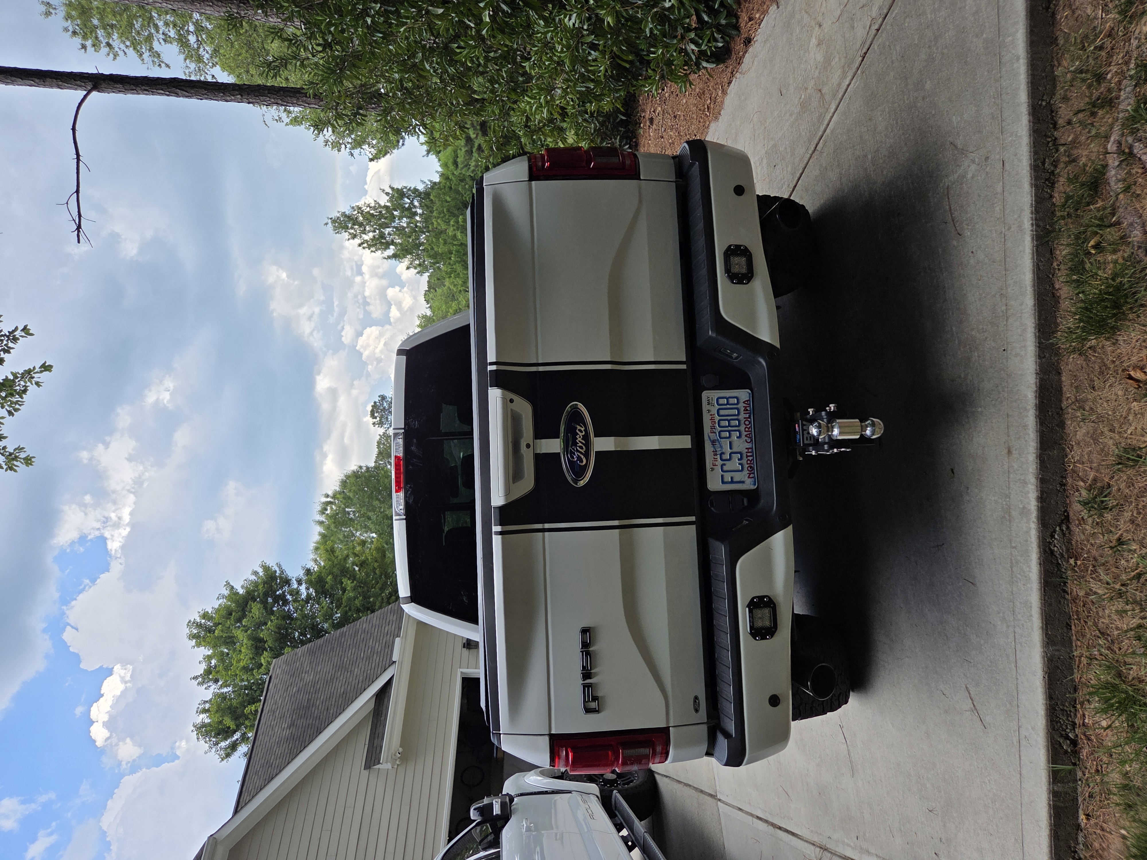 Used 2015 Ford F150 Lariat w/ Equipment Group 502A Luxury AWD/4WD image 4