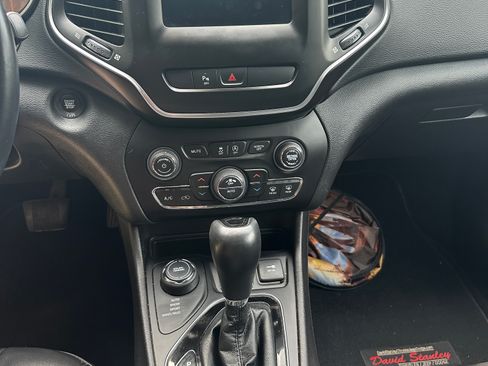 Used 2019 Jeep Cherokee Latitude Plus AWD/4WD image 14