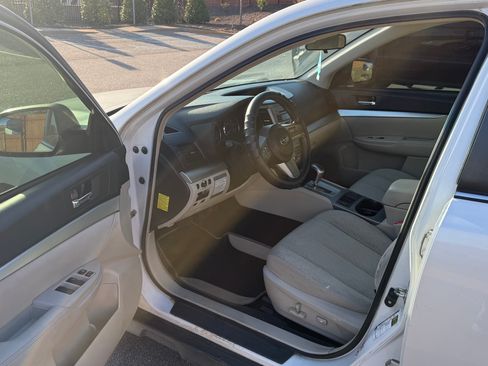 Used 2010 Subaru Outback 2.5i Premium image 4