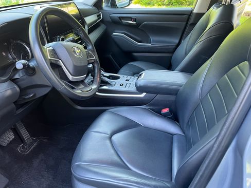 Used 2023 Toyota Highlander XLE AWD/4WD image 6