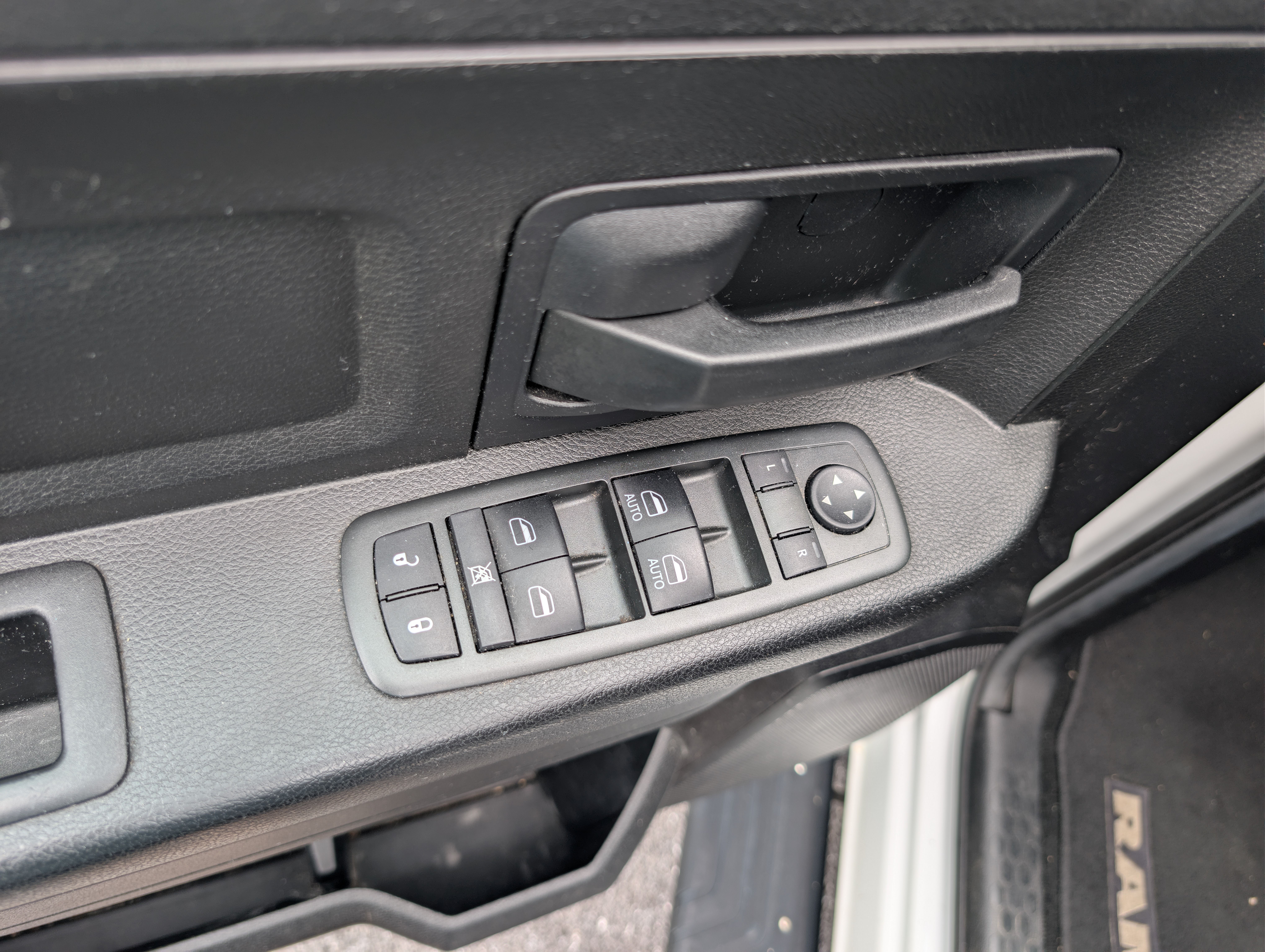 Used 2014 RAM 1500 ST AWD/4WD image 14