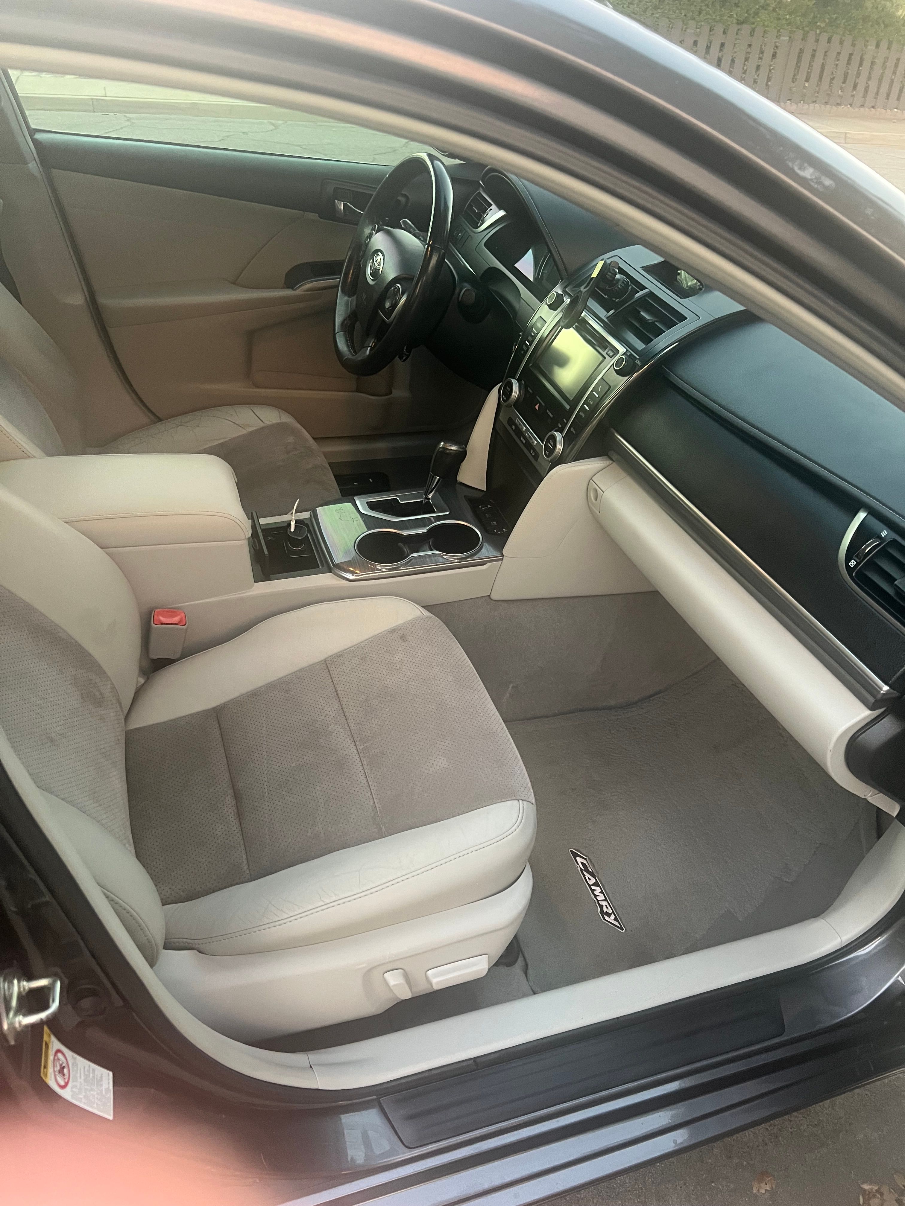 Used 2013 Toyota Camry XLE w/ Leather Pkg FWD image 2