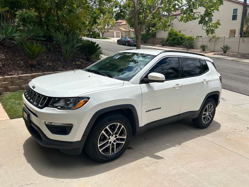 Used 2017 Jeep Compass Latitude w/ Popular Equipment Group AWD/4WD image 2