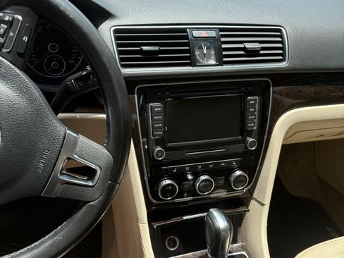 Used 2014 Volkswagen Passat 1.8T SEL Premium FWD image 8