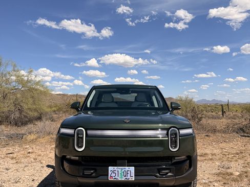 Used 2025 Rivian R1T Premium image 2