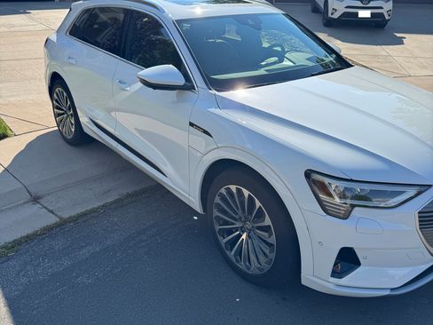 Used 2019 Audi e-tron Prestige w/ Prestige Package image 4