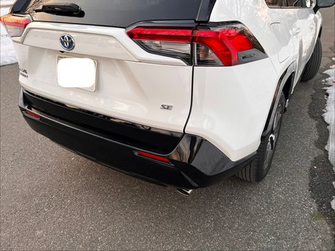 Used 2021 Toyota RAV4 SE w/ Weather & Moonroof Package image 8