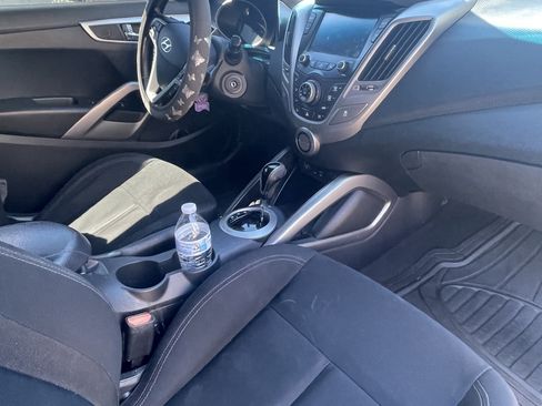 Used 2017 Hyundai Veloster image 9