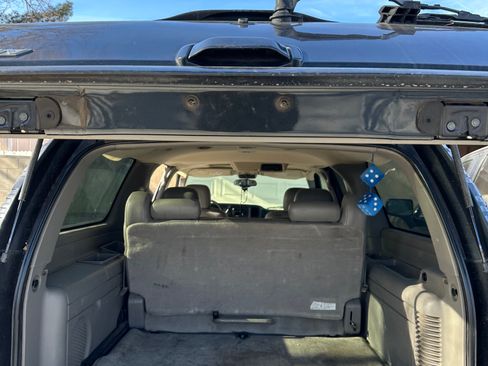 Used 2004 Chevrolet Suburban LS RWD image 30