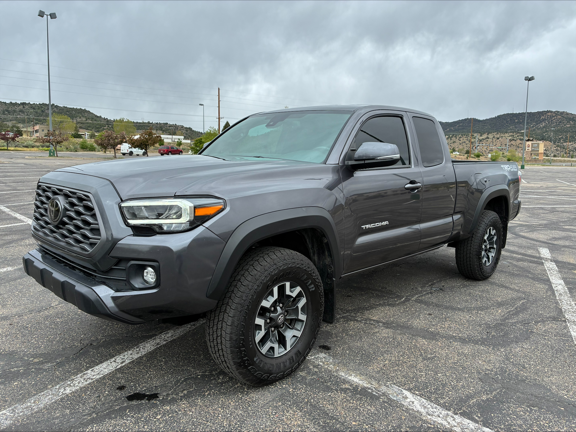 Used 2022 Toyota Tacoma TRD Off-Road w/ TRD Premium Off Road Package AWD/4WD image 2