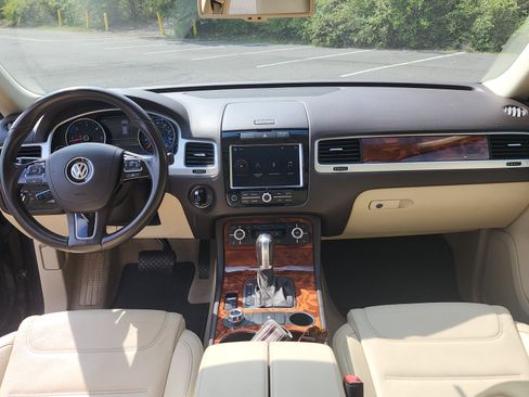 Used 2012 Volkswagen Touareg TDI image 18