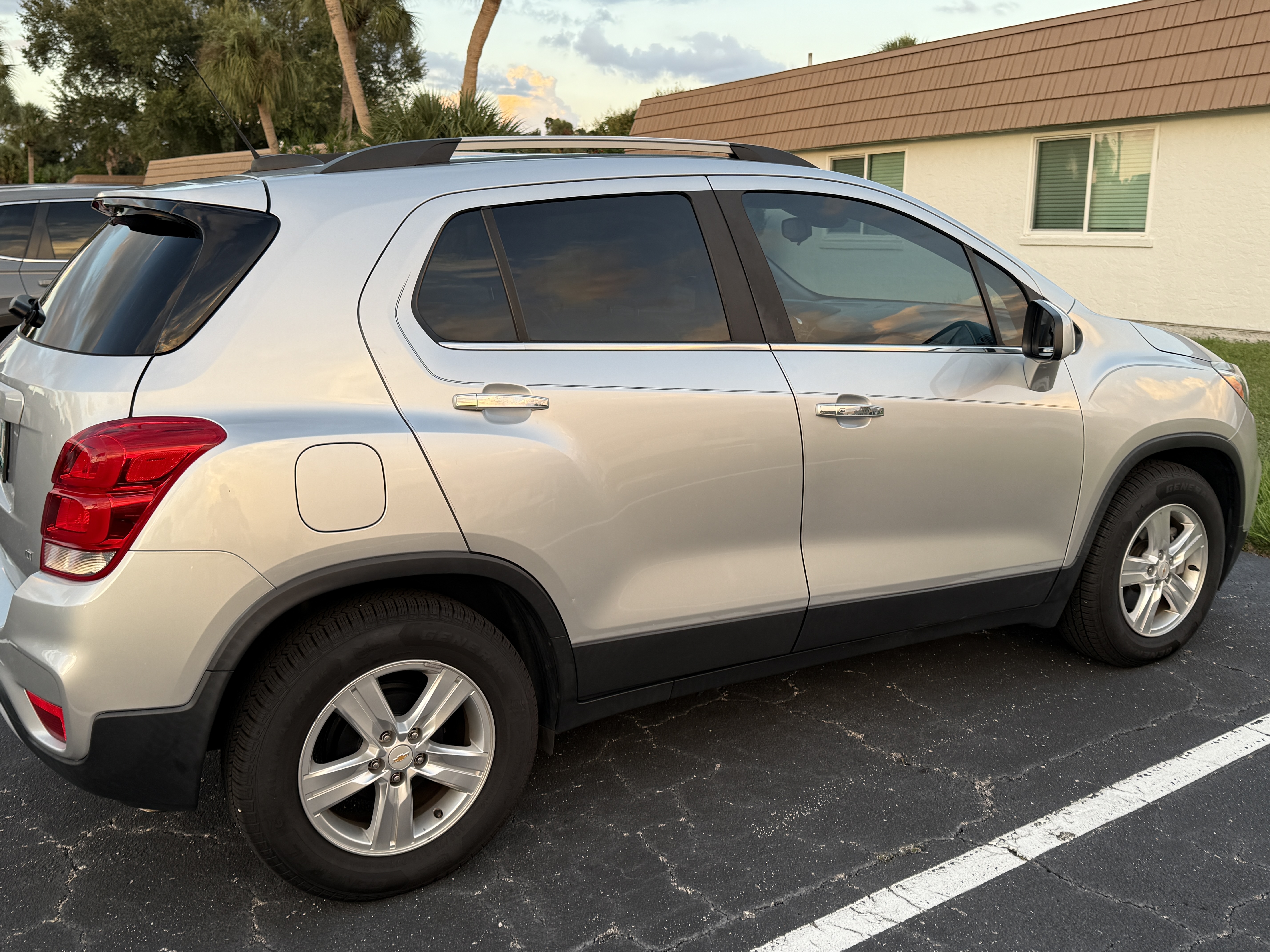 Used 2019 Chevrolet Trax LT w/ LT Convenience Package FWD image 8