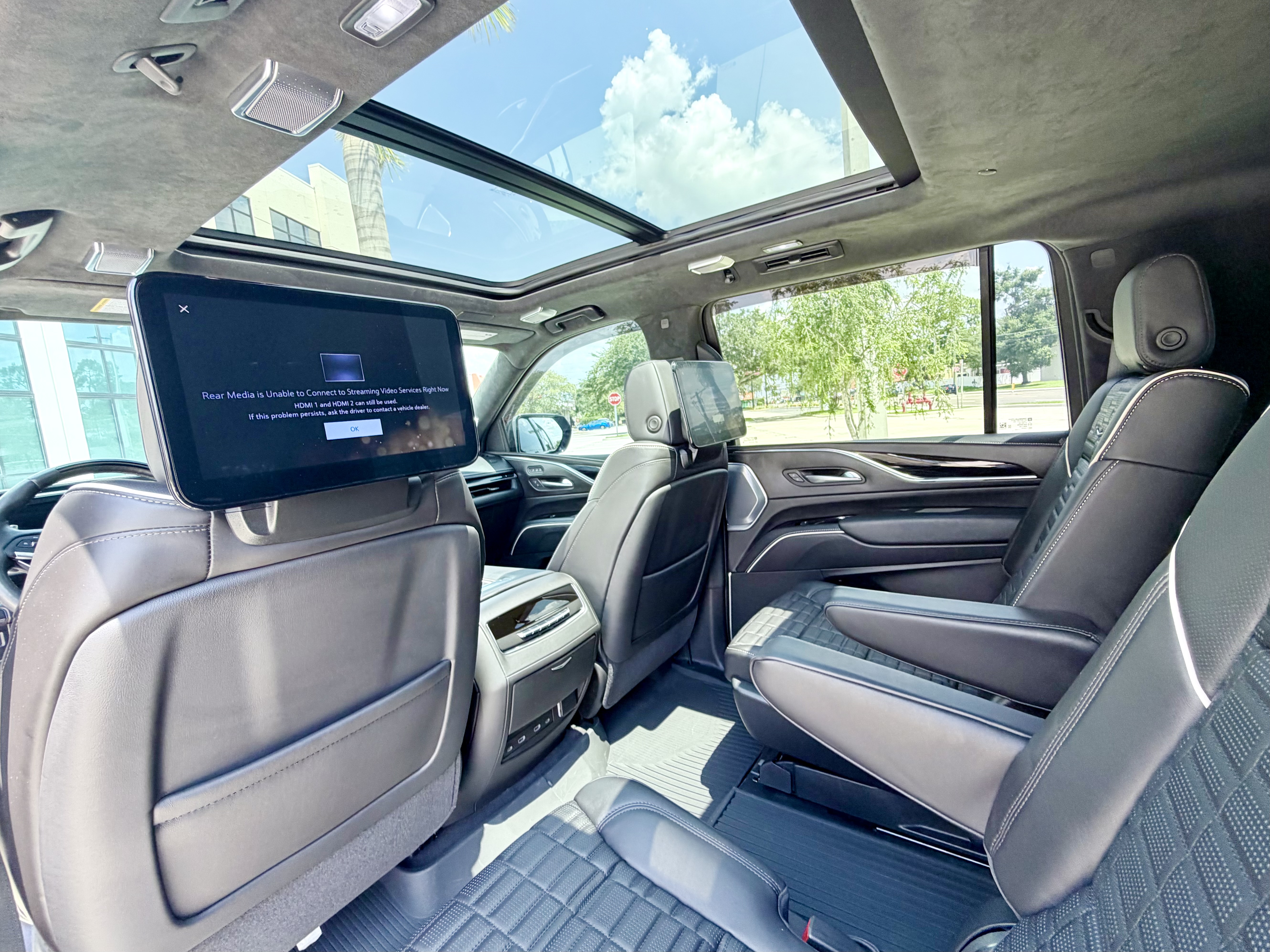 Used 2023 Cadillac Escalade ESV V AWD/4WD image 15