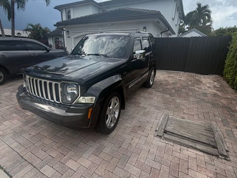 Used 2011 Jeep Liberty Sport AWD/4WD image 2