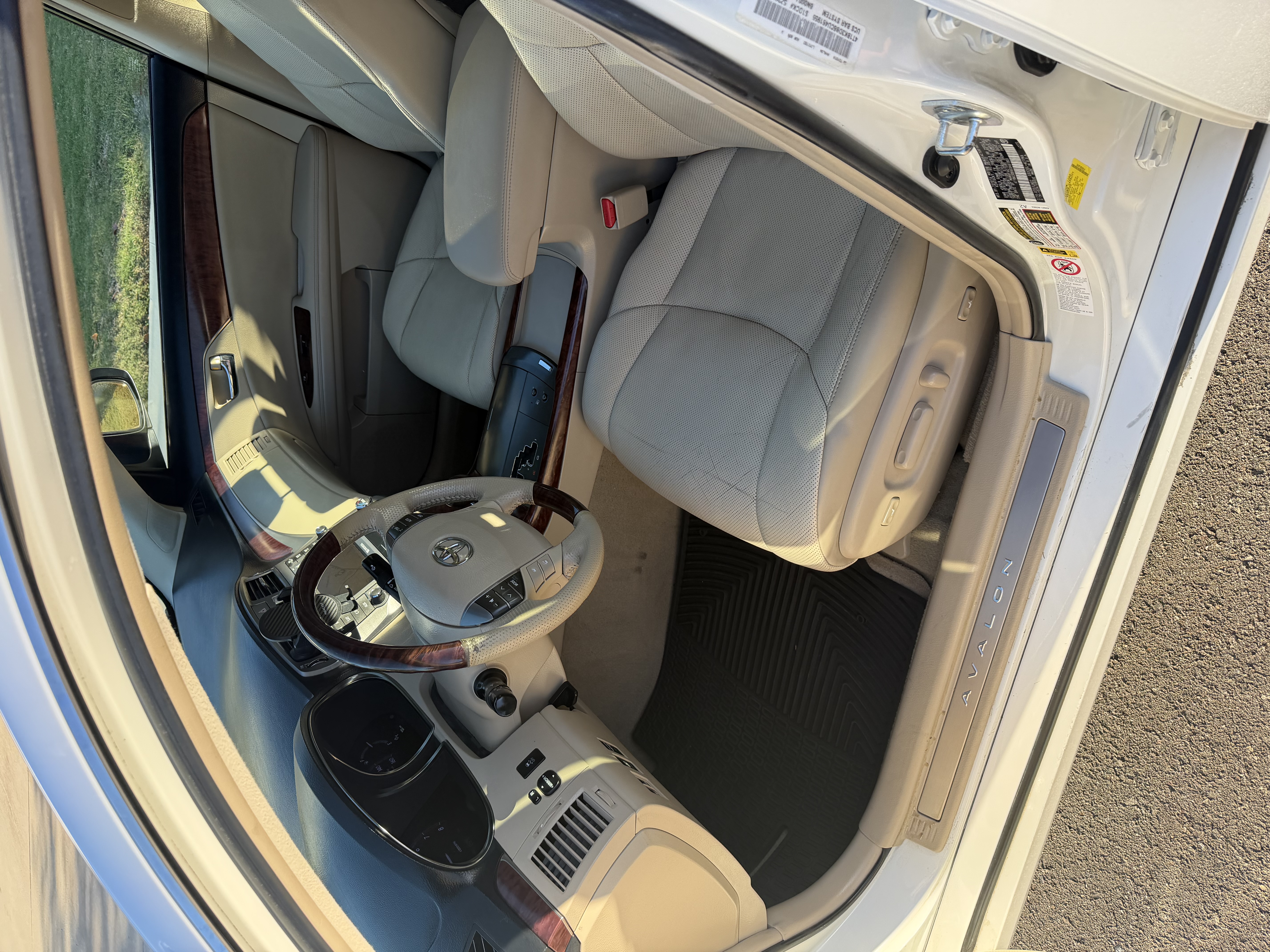 Used 2012 Toyota Avalon Limited FWD image 4