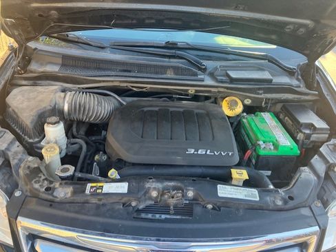 Used 2016 Chrysler Town & Country Touring FWD image 11