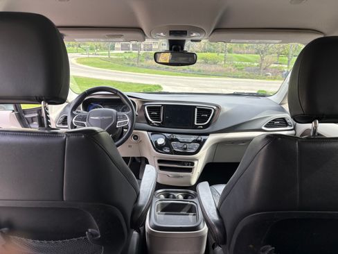 Used 2017 Chrysler Pacifica Touring-L FWD image 13