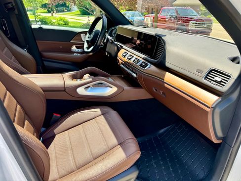 Used 2024 Mercedes-Benz GLS 450 4MATIC image 17