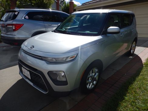 Used 2020 Kia Soul LX image 1