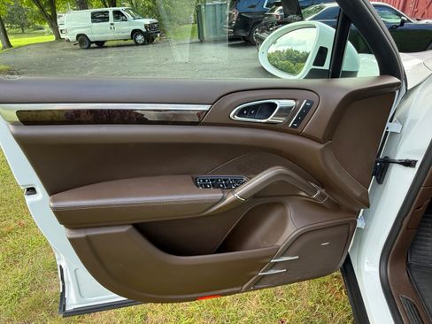 Used 2016 Porsche Cayenne AWD/4WD image 15