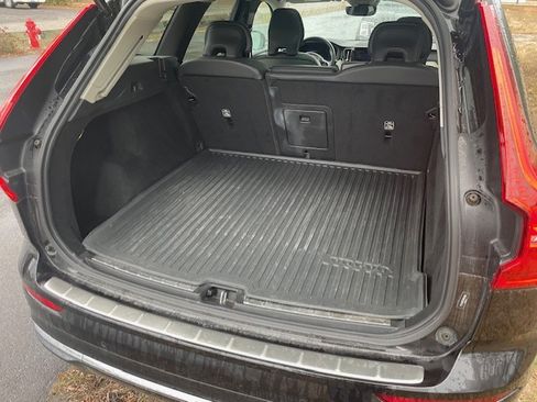 Used 2022 Volvo XC60 B5 Inscription w/ Protection Package Premier image 6