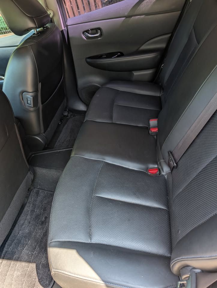 Used 2014 Nissan Leaf SL w/ Premium Package FWD image 6