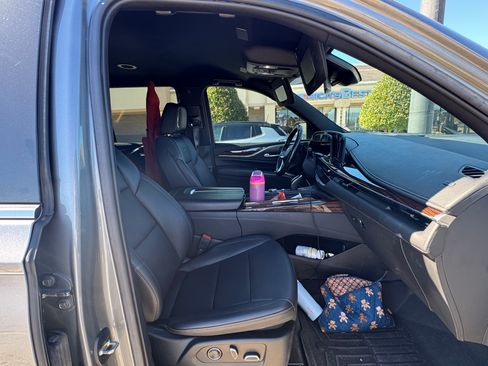 Used 2022 Cadillac Escalade Luxury w/ LPO, Illumination Package image 6