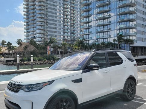 Used 2019 Land Rover Discovery SE image 2