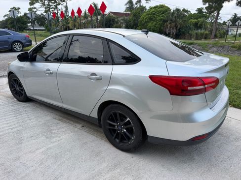 Used 2015 Ford Focus SE FWD image 1