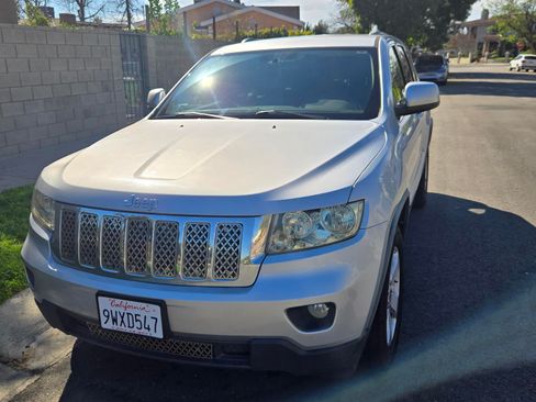Used 2011 Jeep Grand Cherokee Laredo image 2