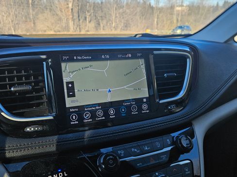 Used 2020 Chrysler Pacifica Limited image 10