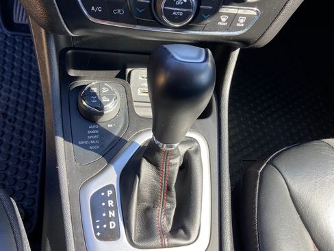 Used 2018 Jeep Cherokee Trailhawk w/ Comfort/Convenience Group AWD/4WD image 15