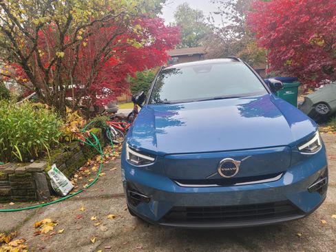 Used 2023 Volvo XC40 Recharge Plus image 13